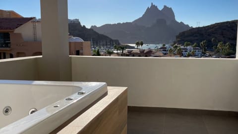 Suite Caracol | Premium bedding, down comforters, pillowtop beds, minibar