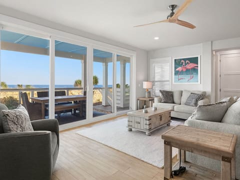 House (5 Bedrooms) | Living area | 40-inch TV with cable channels, fireplace