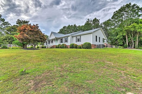 Lillington Vacation Rental | 3BR | 2BA | 1,300 Sq Ft | Stairs Required