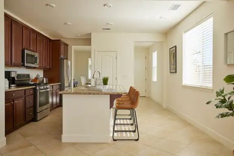 Full Kitchen | Dishwasher | Slow Cooker/Crock-Pot