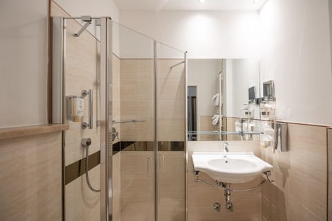 Comfort Double or Twin Room | Bathroom | Free toiletries, hair dryer, bidet, towels