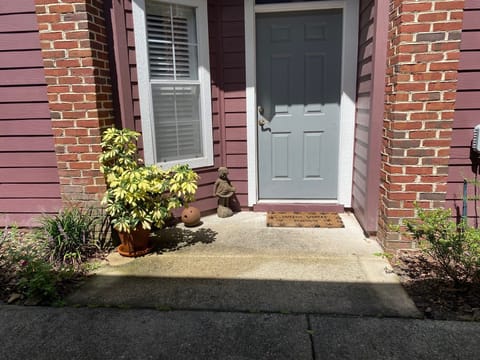 Safe private entrance. Code for key provided 24 hours prior to check-in.