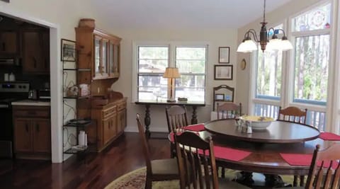 Elegant family dining for 8. Beautiful lake view and deck overlook.