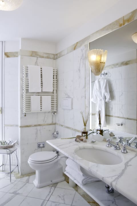 Combined shower/tub, hair dryer, slippers, bidet