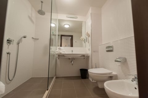 Shower, free toiletries, hair dryer, bidet