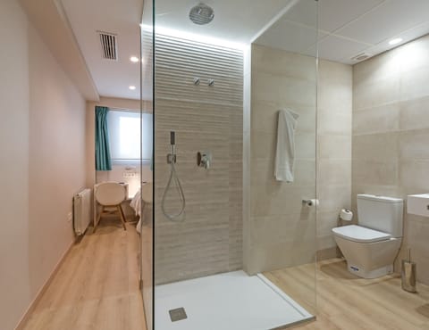 Single Room | Bathroom | Free toiletries, hair dryer, towels