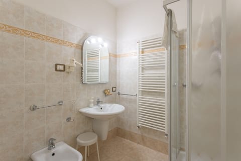 Single Room | Bathroom | Shower, free toiletries, hair dryer, bidet