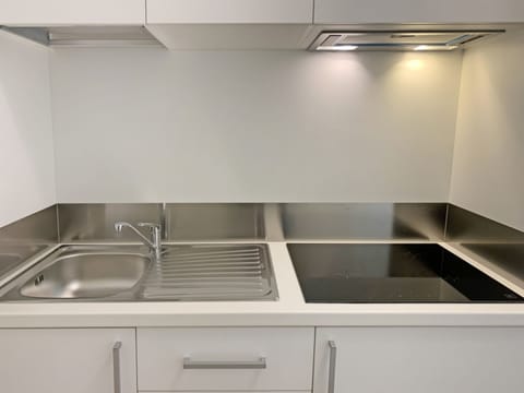 Full-size fridge, stovetop, cookware/dishes/utensils, dining tables