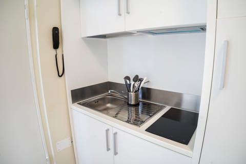 Full-size fridge, stovetop, cookware/dishes/utensils, dining tables