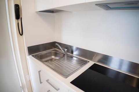 Full-size fridge, stovetop, cookware/dishes/utensils, dining tables