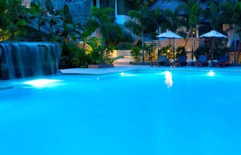 Outdoor pool, pool umbrellas, sun loungers