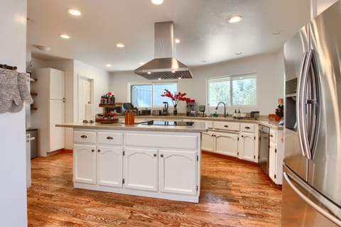 Large Kitchen | Gather around the island!