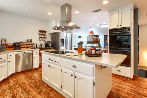 Large Kitchen | Gather around the island!