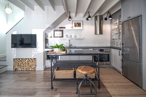 Full size kitchen to cook a meal or just a coffee