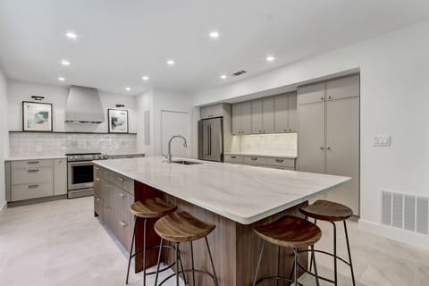 Fabulous Newly Renovated Gourmet Kitchen with Counter Seating for Four