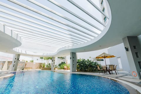 Outdoor pool, pool umbrellas, sun loungers