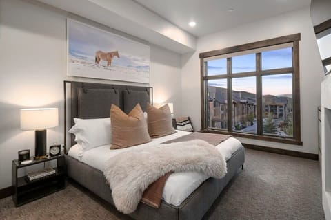 Master Bedroom: Wake up to stunning views and unwind in style with plush pillows and modern decor!