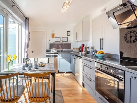 Kitchen | Hyfrydle Cottage, Talysarn