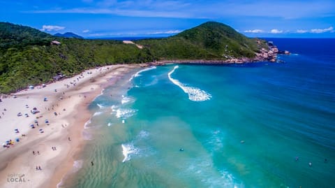 Beach nearby, white sand, 5 beach bars