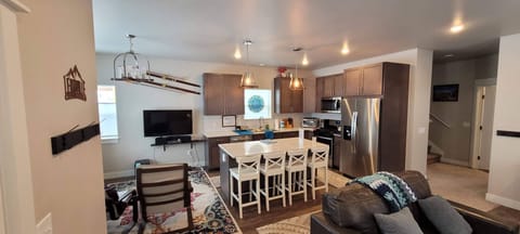 Main Floor - seating for 4 at counter 