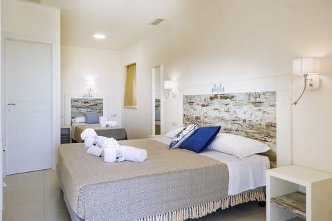 Deluxe Triple Room Sea View | In-room safe, desk, blackout drapes, free WiFi