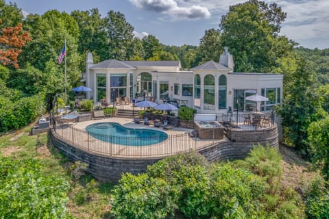 Panoramic Pool Paradise!