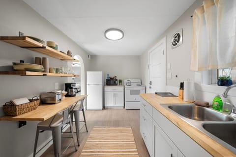 Wind Suite kitchen (no dishwasher)