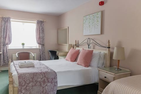Comfort Double Room, Ensuite | Desk, laptop workspace, iron/ironing board, WiFi (free)