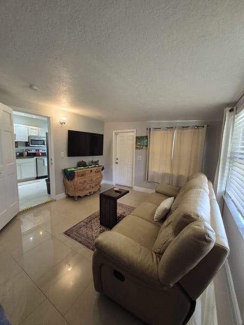 living room/bedroom 