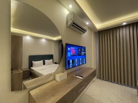 Deluxe Double Room, 1 King Bed, City View | Bathroom | Shower, hydromassage showerhead, free toiletries, hair dryer