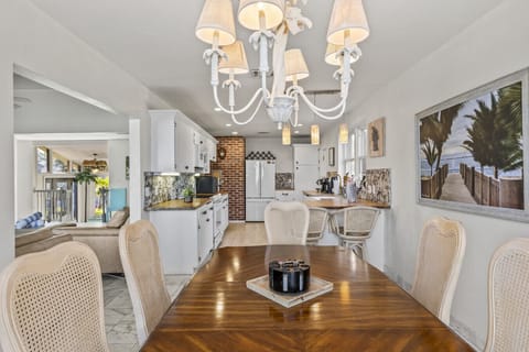 Daytona Beach Oceanfront Pet Friendly Airbnb Dining room
