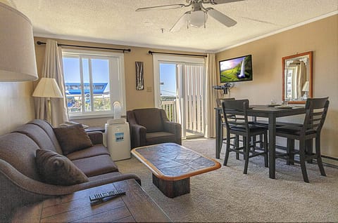 Welcome to Mountain Lodge 232, a cozy Village-adjacent 1 bedroom property mere steps from the Ballhooter lift!