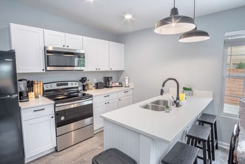 Apartment (2 Bedrooms) | Private kitchen | Microwave, oven, stovetop, cookware/dishes/utensils