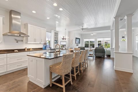 The countertops are seemingly endless.  Buffet dinner anyone..