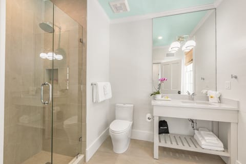 En suite bathroom with shower