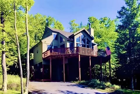 Modern Spacious 3/4BR3Ba home with 2 level deck and resort amenities.