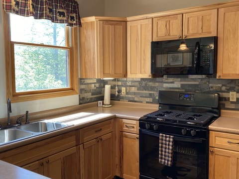 New kitchen appliances, amply stocked kitchen will wow the family chef!