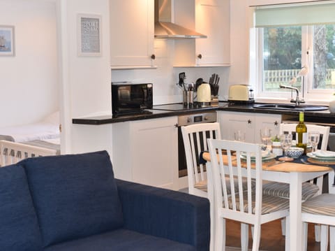 Cottage | Private kitchen | Fridge, electric kettle, toaster, cookware/dishes/utensils