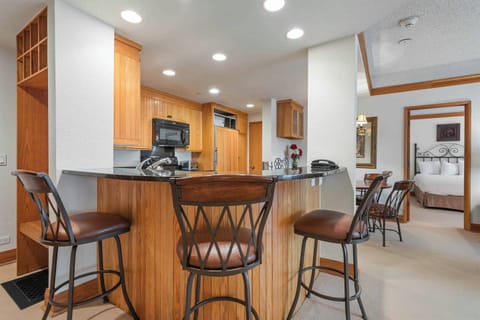 1705946903135-1300-0