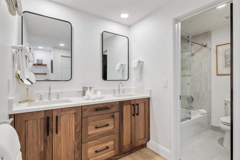 charter-e135-9414_54744007532_o