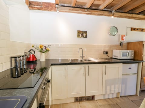 Cottage | Private kitchen | Fridge, dishwasher, electric kettle, toaster