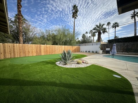 Private putting green w/ 4 holes