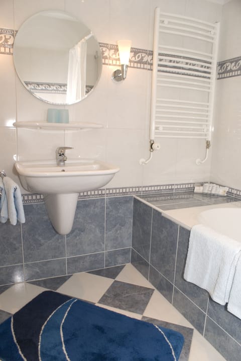 Standard Double Room, 2 Twin Beds | Bathroom | Combined shower/tub, free toiletries, hair dryer, towels