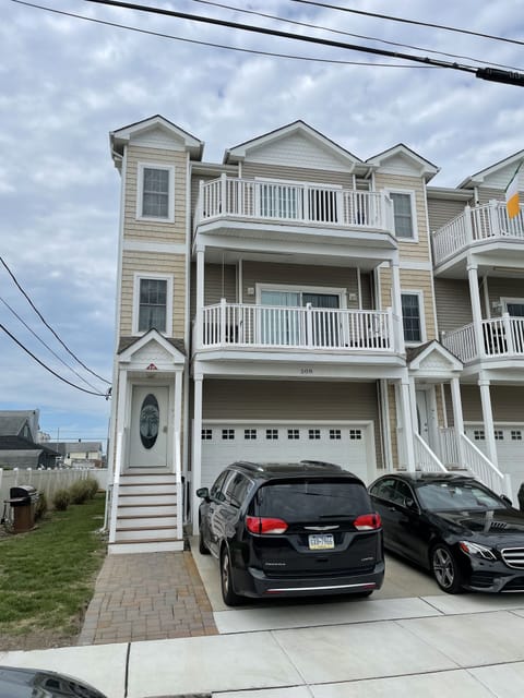 Exterior Front.
2nd Floor