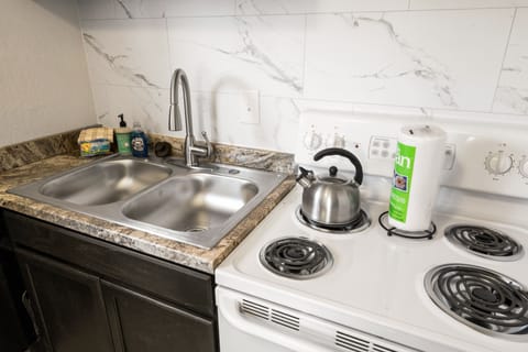 Economy House | Private kitchen | Full-size fridge, microwave, oven, stovetop