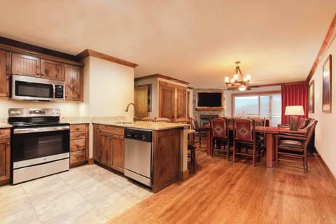 Full Kitchen and separate Dining Area.