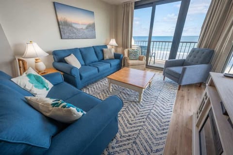 Beautifully Decorated Family Room overlooking the Ocean