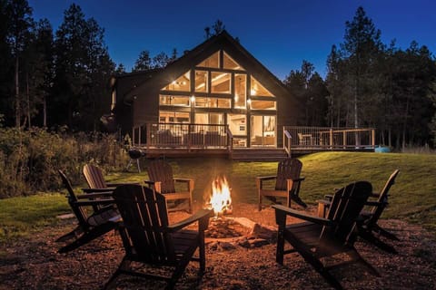 The bold and the beautiful Cedarwood: one of the Peninsula's finest examples of modern luxury surrounded by nature.  Located within 10mins of Tobermory. 
