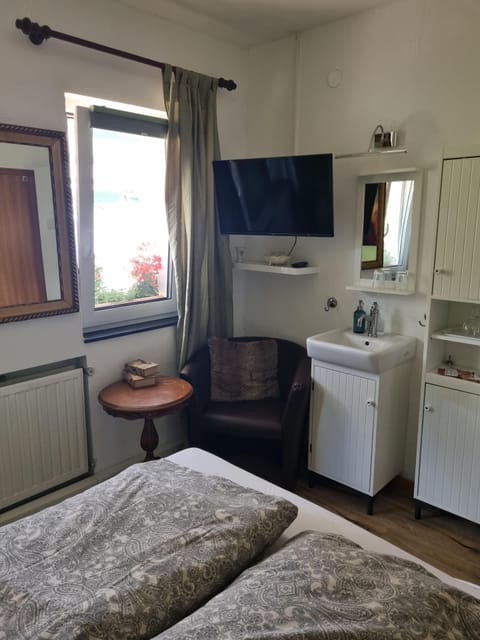 Economy Double Room, Ensuite, Garden View (Heathcliff) | Bathroom