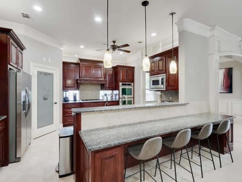 This is a kitchen you can both cook in and eat in! Feel free to grab a quick bite at the breakfast bar.